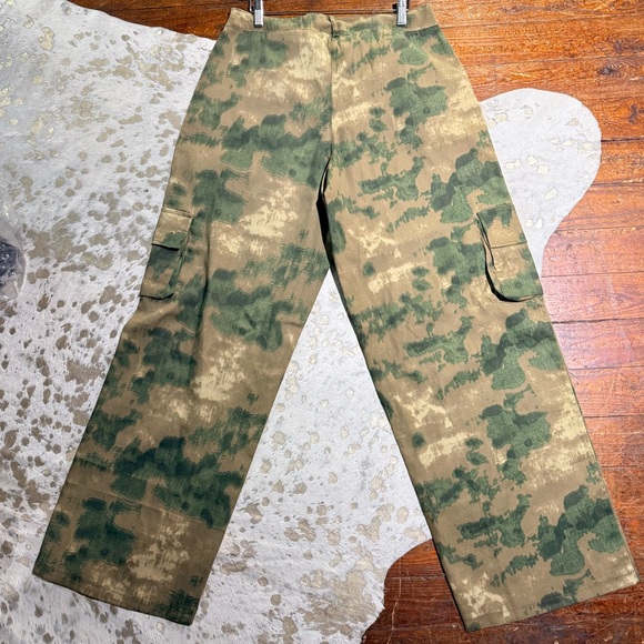 NWT PRETTY LITTLE THING SHAPE CAMO WIDE LEG PANT, SIZE 4 - Picture 6 of 11